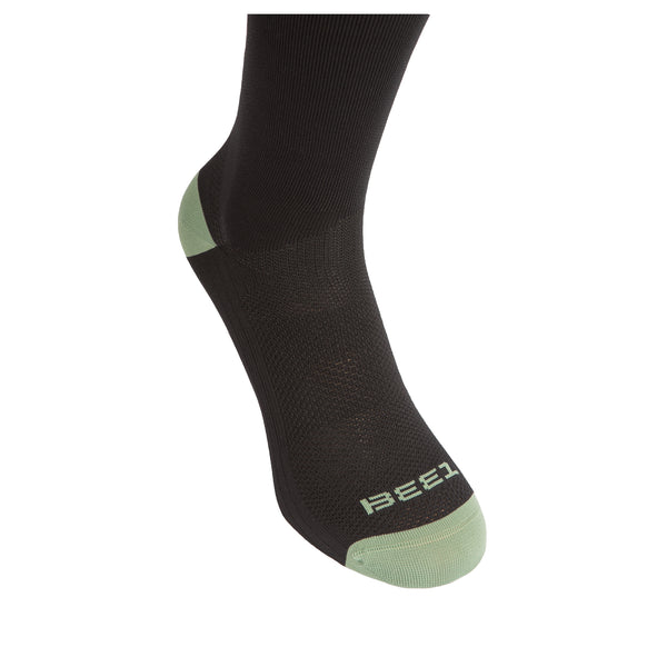 Calza ciclismo Bee1 leggera colore nero e verde pastello con lavorazioni su piede e gamba